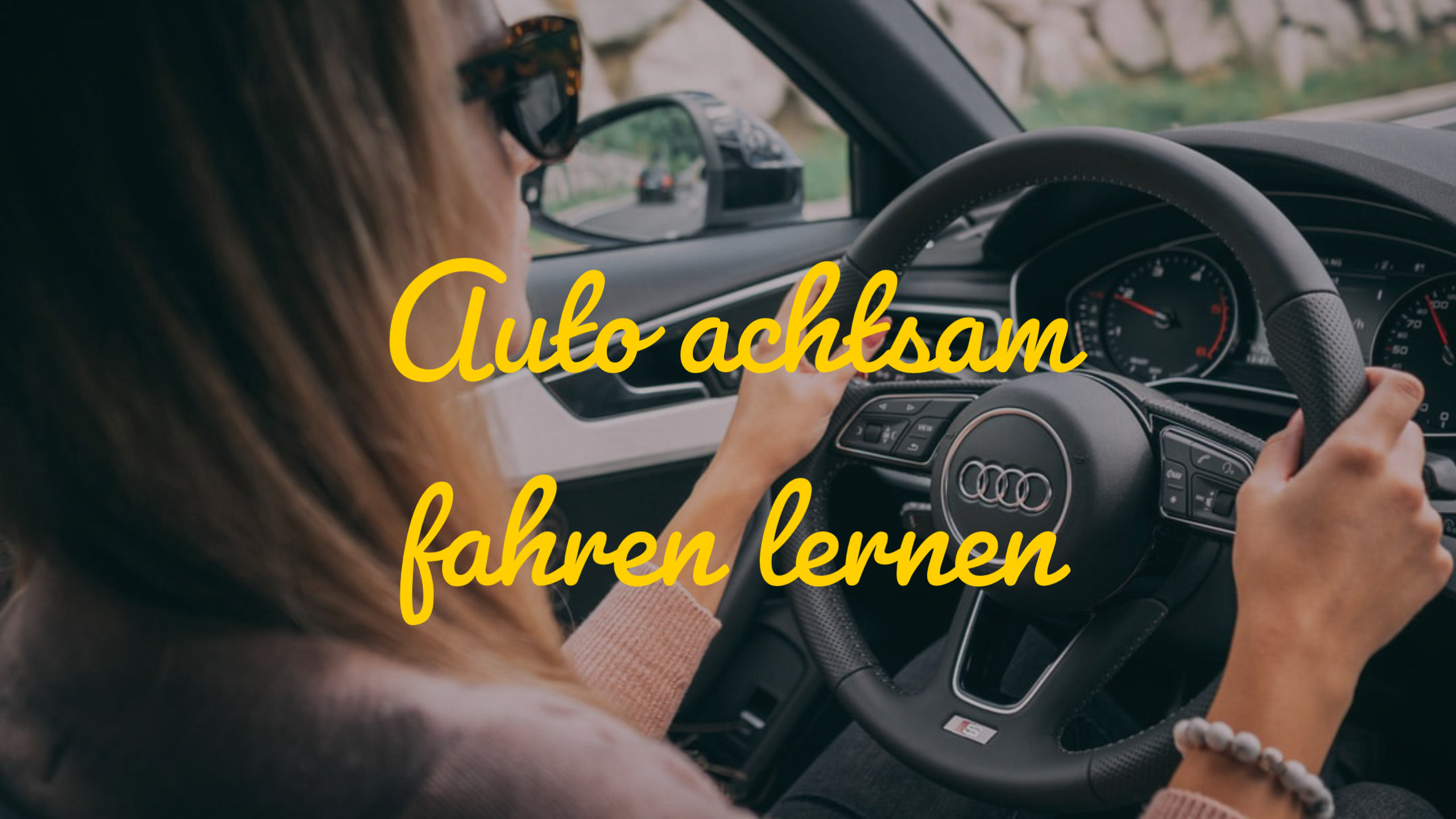Eine blonde Frau lenkt entspannt das Auto