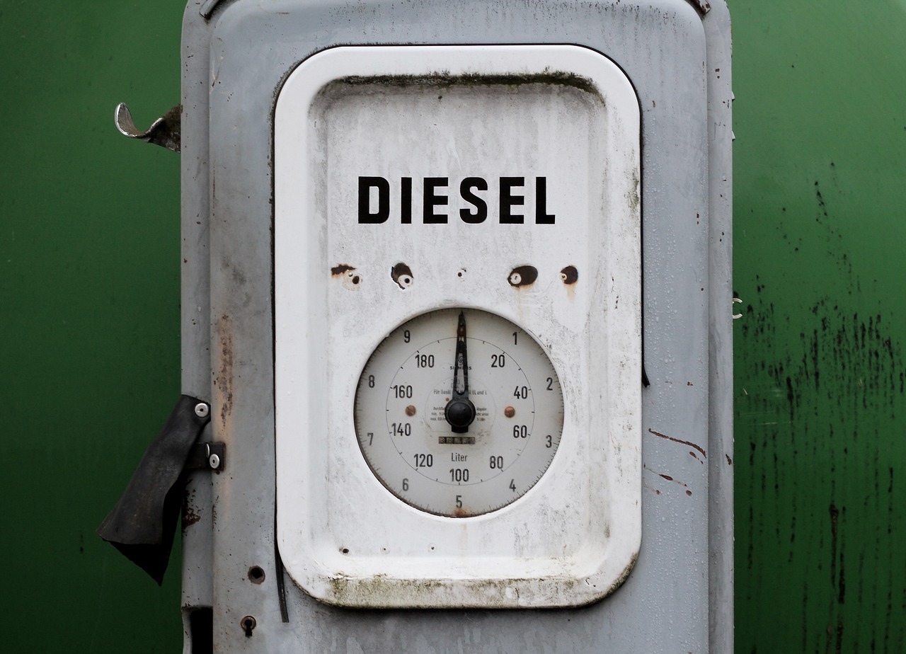 Diesel_Tankuhr_Tankstelle_Tanken_Zapfsäule_Sprit_Kraftstoff_Auftanken_Betanken_Tank_Historsich_Tankanzeige
