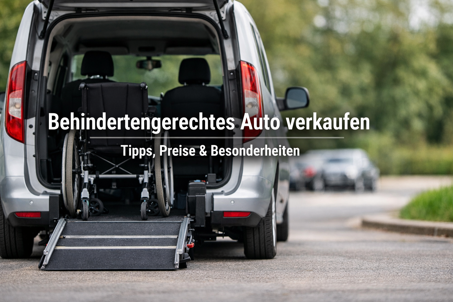 Behindertengerechtes Auto mit Rampe und Rollstuhl im Kofferraum beim Verkauf