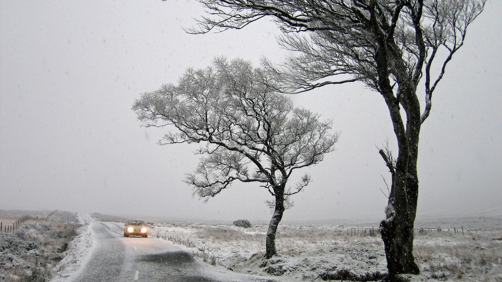 Das Bild zeigt ein Auto auf der Strasse unter winterlichen Verhältnissen