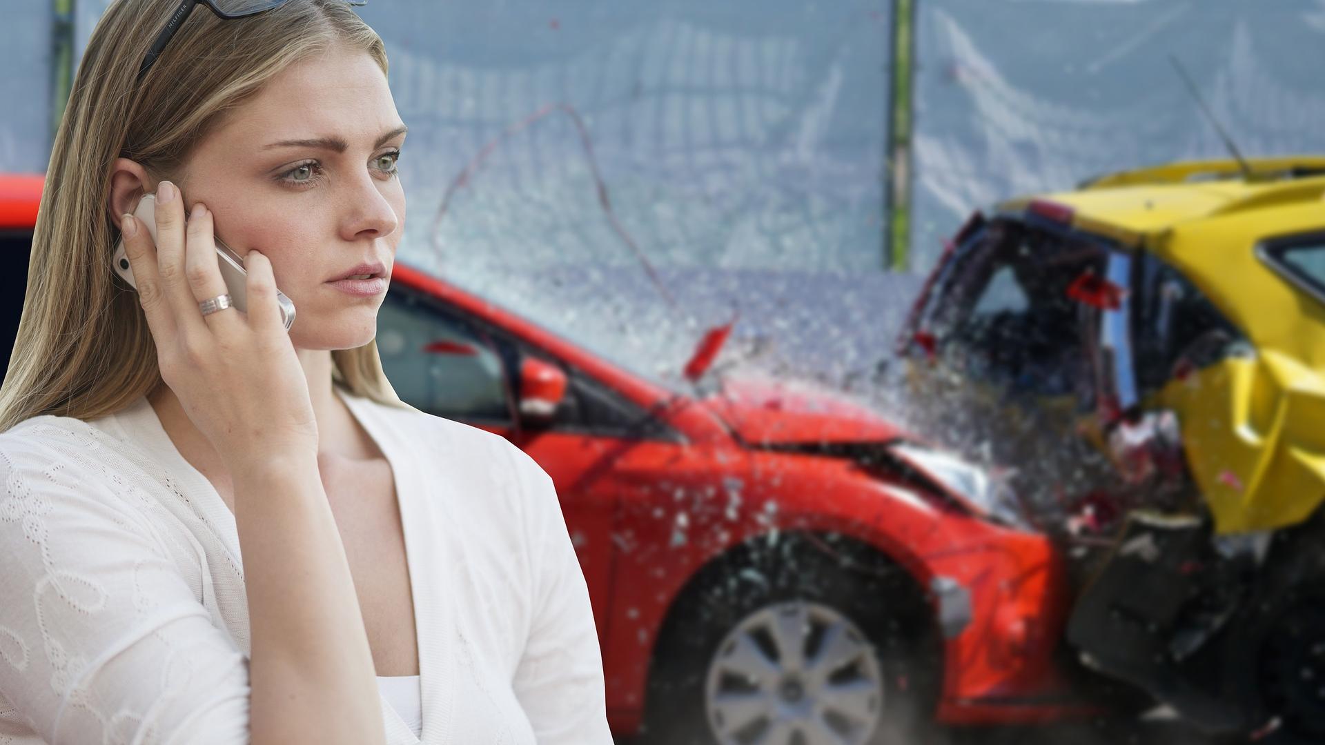 Eine Frau telefoniert mit Sachverständigten wegen Autounfall