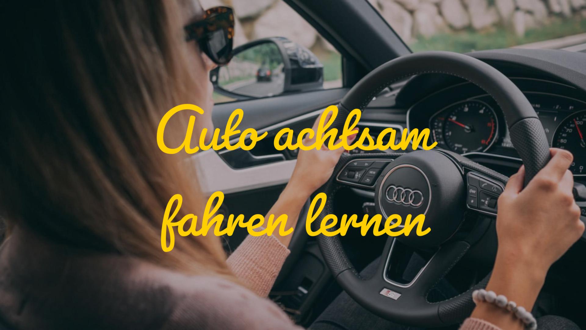 Eine blonde Frau lenkt entspannt das Auto