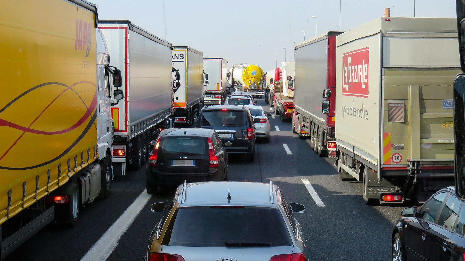 Das Bild zeigt den Verkehr auf der Autobahn.